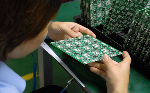 對(duì)電路板進(jìn)行目視檢查 對(duì)電路板進(jìn)行目視檢查